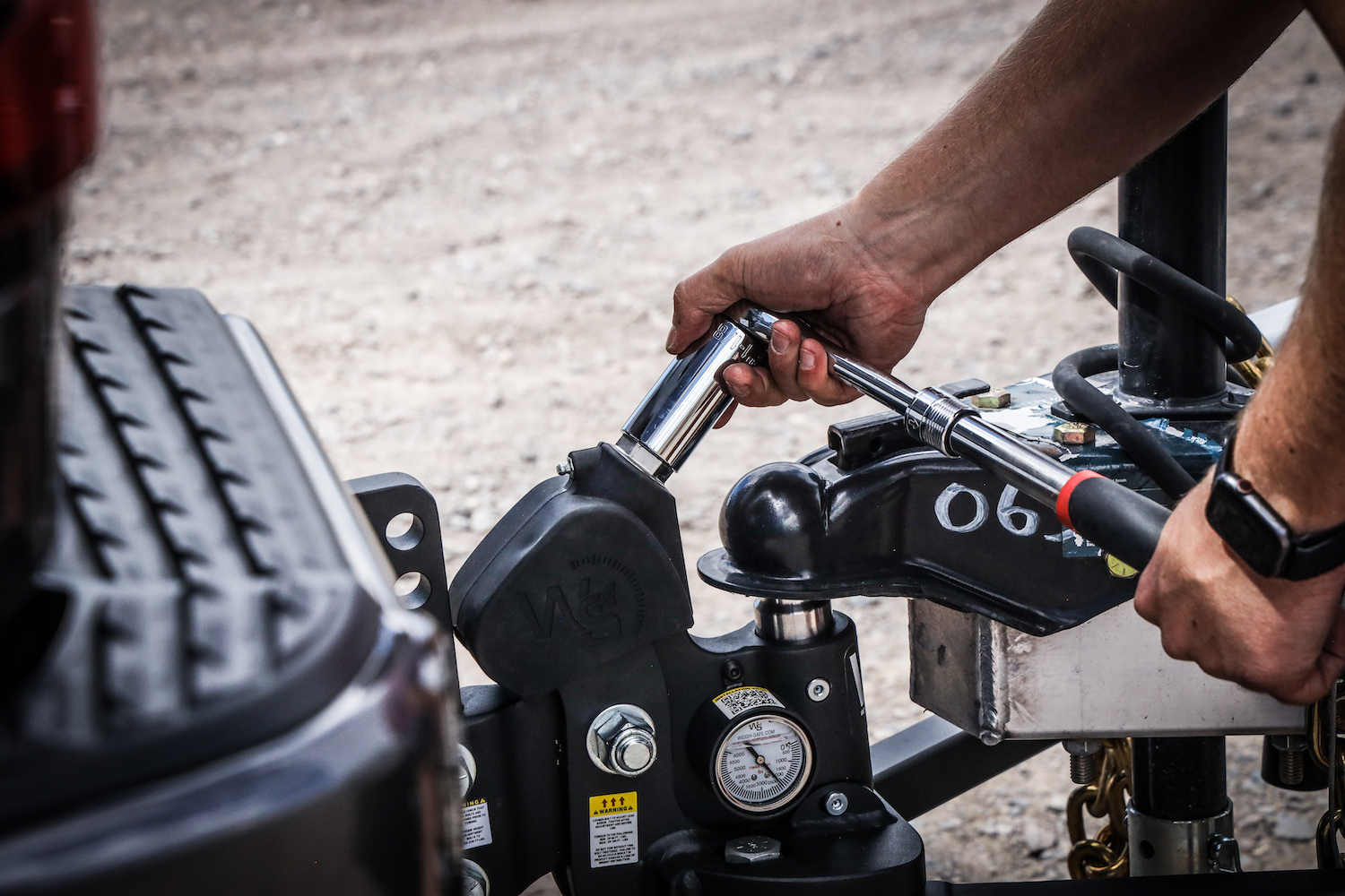 Adjusting tow hitch