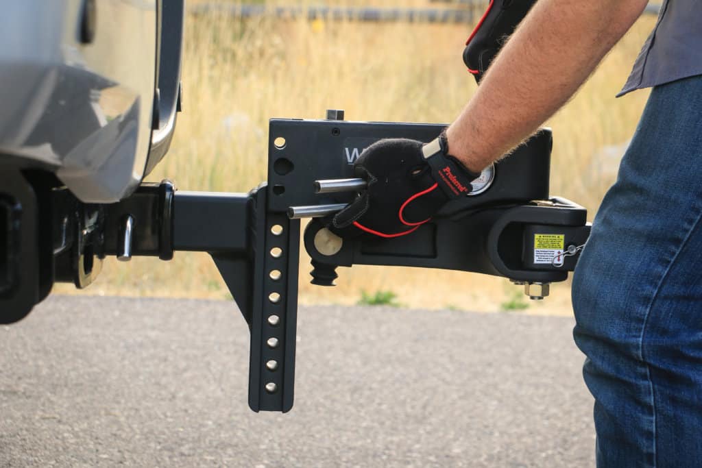 Adjusting tow hitch height