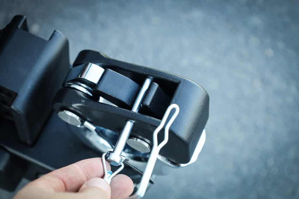 weigh-safe pintle with sliding pin